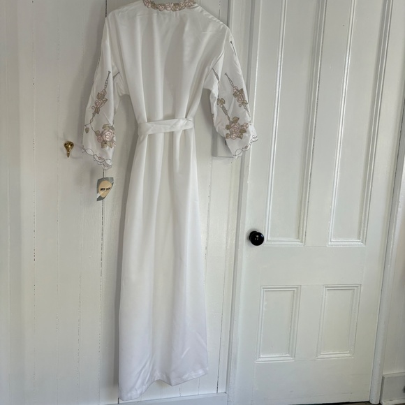 Vintage Miss Dior New with Tags Embroidered White Wrap Robe Small - Picture 10 of 15